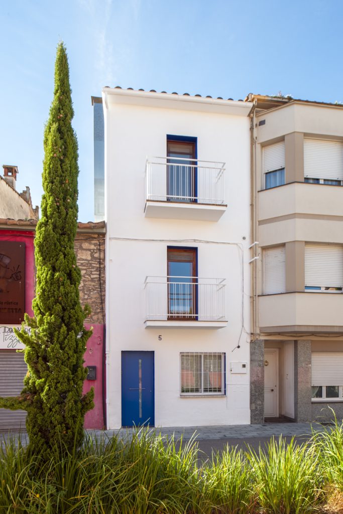 La Casa Azul Casa Entre Medianeras Banyoles Estudio Tinto 0001 683x1024