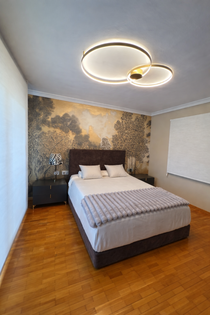 Reforma de la habitación principal. Dormitorio Moderno Con Mural Vintage 683x1024
